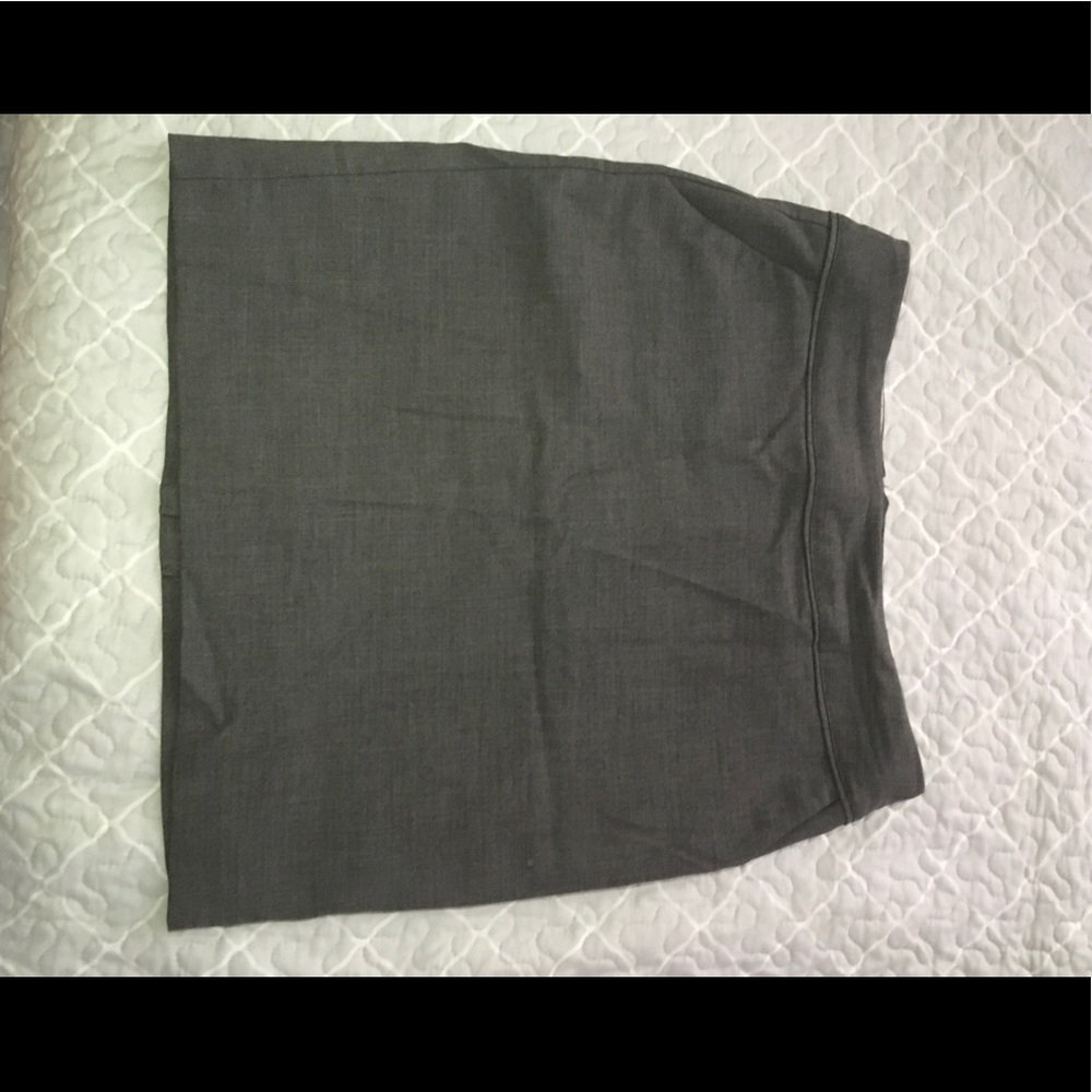 Grey skirt with pockets.!